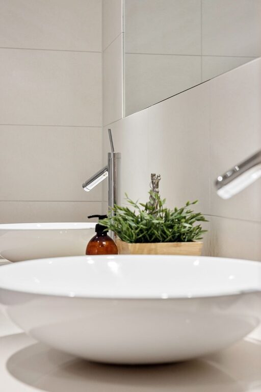 Cómo crear un baño minimalista, práctico y acogedor